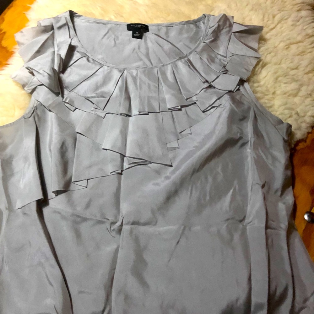 🌸5/$20 Ann Taylor Ruffled Top